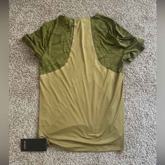 NWT Lululemon Fast and Free Short Sleeve Shirt 
Chroma Camo Auric Gold Juniper G - Picture 2 of 4